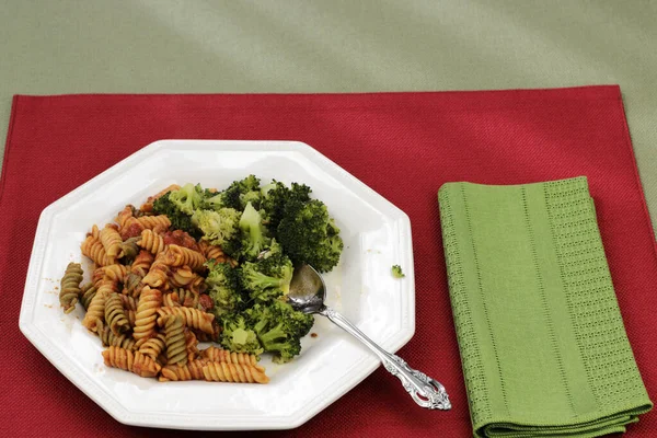 Teller Voller Gedämpfter Brokkoli Und Rotini Pasta Die Mit Tomatensauce — Stockfoto