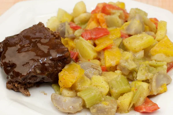 Gekookt Gehaktbrood Met Jus Gestoomde Aardappel Boter Met Zwarte Peper — Stockfoto