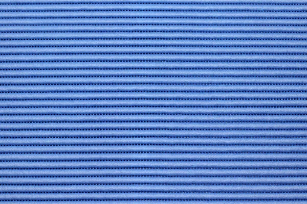 上昇した水平方向の青いストリップのパターンを繰り返し 小さな穴が近い背景の間にあります バンプの間に小さな穴のある合成リブ状の隆起線の中青の背景 — ストック写真