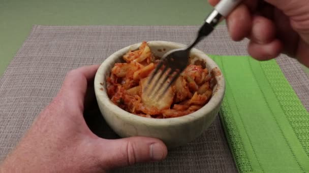 One Hand Holding Wooden Bowl Kimchi While Other Hand Mixes — Stock Video