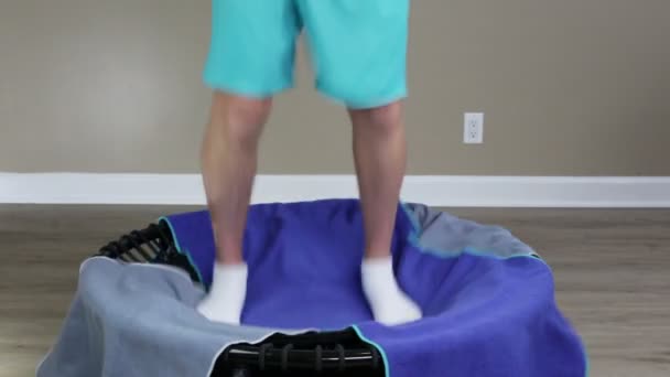 Adulto Branco Masculino Pernas Inferiores Recuperando Saltando Correndo Mini Trampolim — Vídeo de Stock