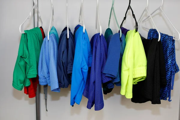 Colgando Armario Pared Blanca Son Una Variedad Camisas Para Hombres —  Fotos de Stock