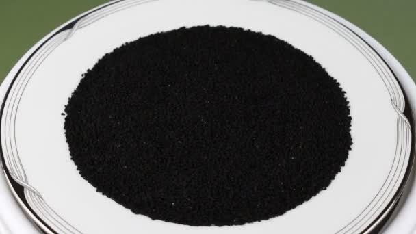 Πιάτο Γεμάτο Από Μαύρους Σπόρους Nigella Sativa Που Περιστρέφονται Αριστερόστροφα — Αρχείο Βίντεο