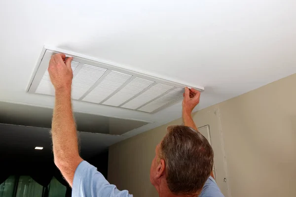 Volwassen Menselijke Blanke Handen Vingers Houden Luchtrooster Ventilator Deur Bevestigingsmiddelen — Stockfoto