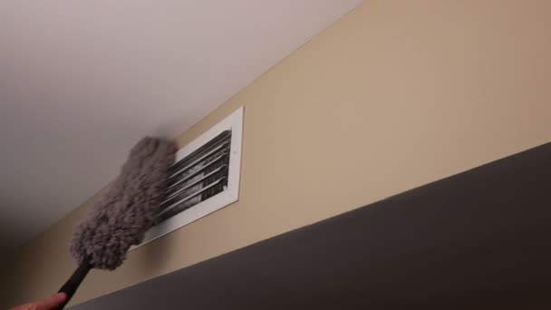 Human Hand Dusting Small Air Duct Vent Home Wall Dalam — Stok Video