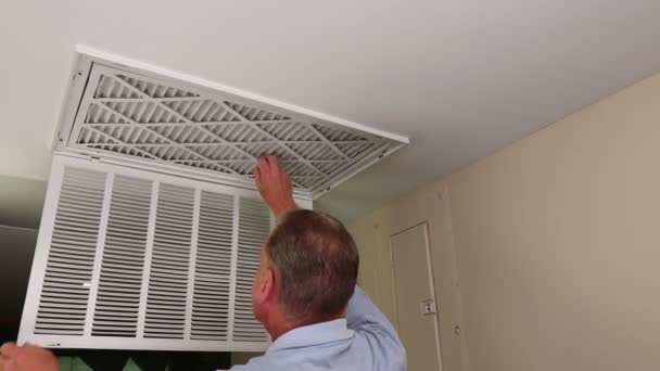 Mature Man Removes Air Filter Examines Air Duct Flashlightadult Male — Stok video
