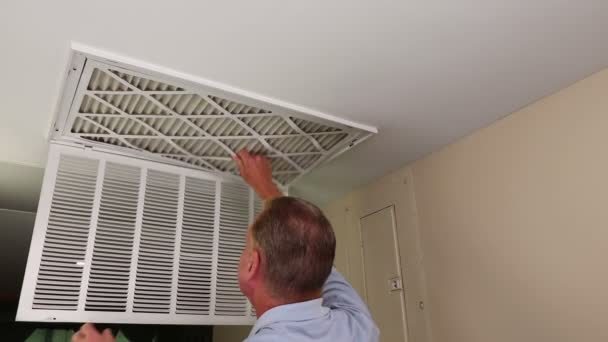 Guy Changing Dirty Furnace Air Filter Clean One Dusting Vent — Stock Video