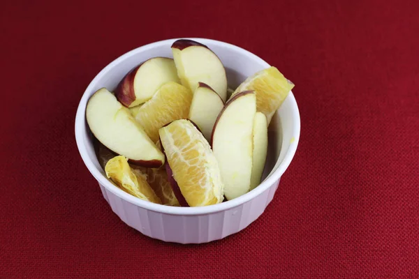 Białe Śniadanie Owoc Czerwonego Jabłka Pomarańczowe Sekcje Czerwonym Miejscu Mat — Zdjęcie stockowe