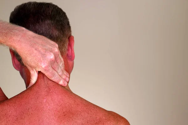 Hombre Adulto Frotando Parte Posterior Cuello Con Mano Como Desde — Foto de Stock