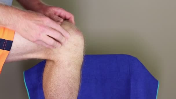 Right Knee Joint Self Massaging Close Mature Male Pain Side — Stockvideo