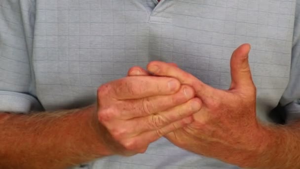 Prawa Ręka Masuje Lewe Palce Zbliżenie Dorosłego Białego Mężczyzny Masującego — Wideo stockowe