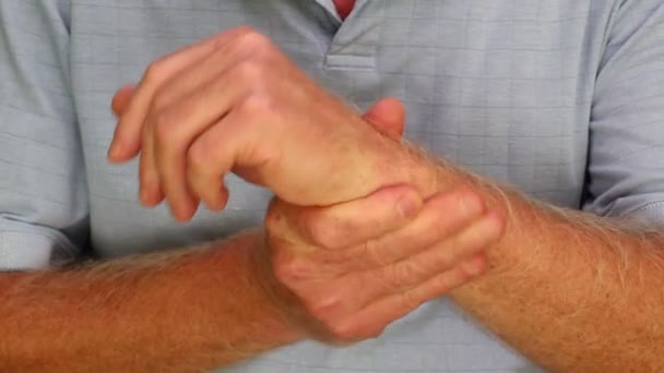 마사지 셔츠를 남성의 손목이야 셔츠를 코카서스 남성의 오른손은 통증을 관절을 — 비디오