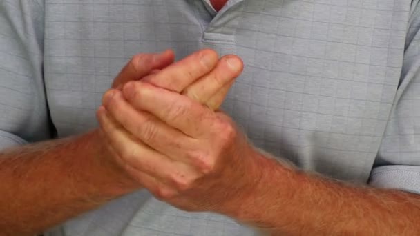 Linke Finger Massieren Rechte Finger Großaufnahme Eines Erwachsenen Kaukasischen Mannes — Stockvideo