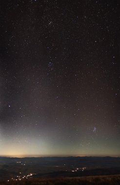 yıldız üzerinden şehir ışıkları ve dağların Panoraması