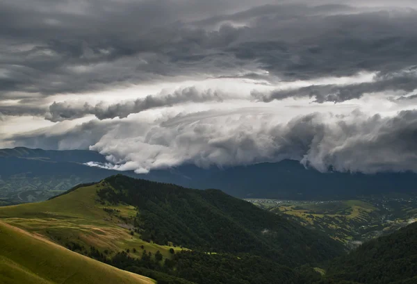 Nuvole tempestose sulle montagne — Foto Stock