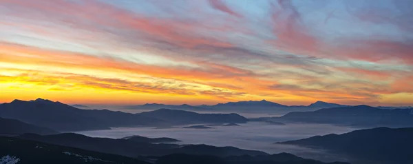 Montañas y cielo del amanecer —  Fotos de Stock