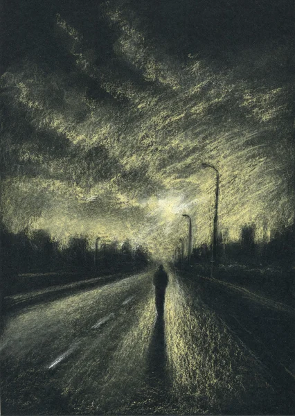 Одинокие прохожие на ночной дороге — стоковое фото