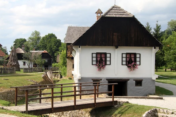 Holzbrücke und Haus — Stockfoto