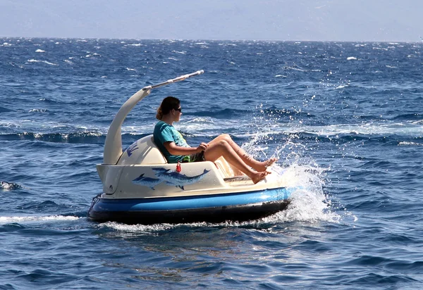 Girl and boat — Stock Photo, Image