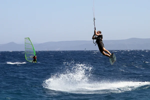 Windsurfer e kitesurfer — Fotografia de Stock
