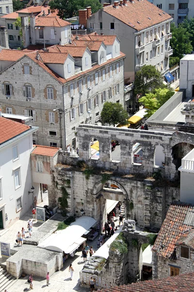 Entrance of palace in Split — Stock Photo, Image