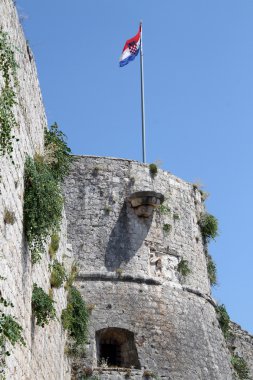 bayrağı ile kule