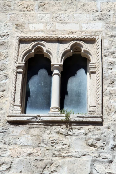 Окно церкви — стоковое фото