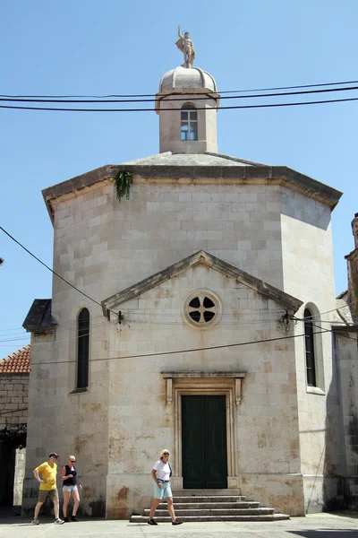 Turistas a nd igreja — Fotografia de Stock