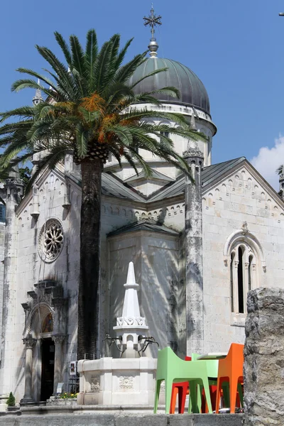 Fountain and church — Stock Photo, Image