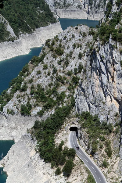 Piva lake and road — Stock Photo, Image