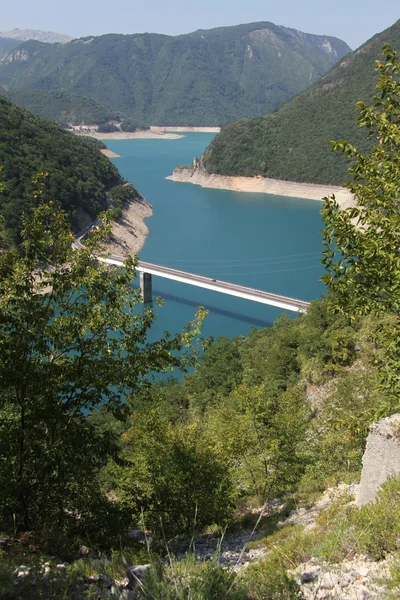 Bridge and Piva lake — Stock Photo, Image