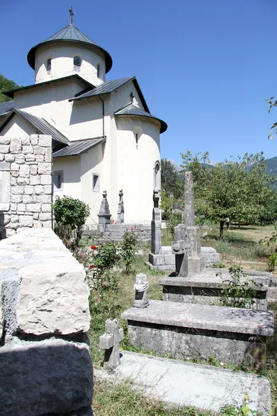 Церковь и могилы — стоковое фото