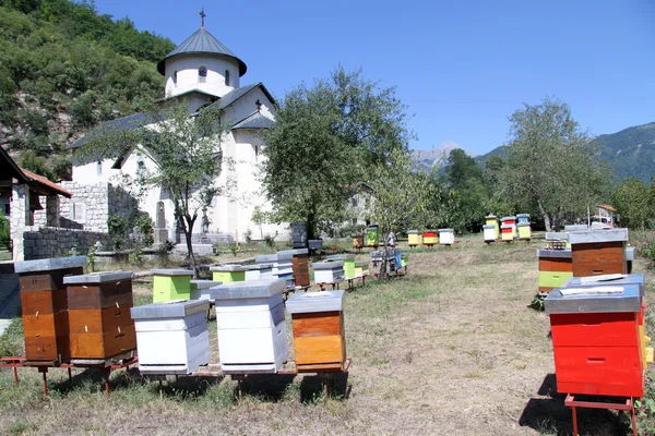 Bienenstöcke und Kirche — Stockfoto