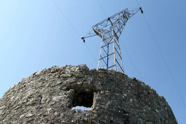 Torre e arame — Fotografia de Stock