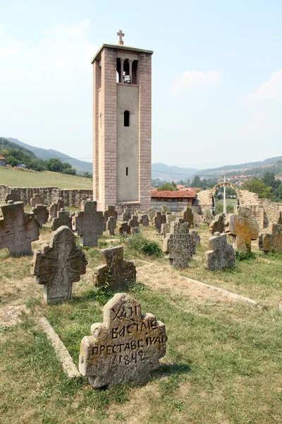 Friedhof nahe der Kirche — Stockfoto