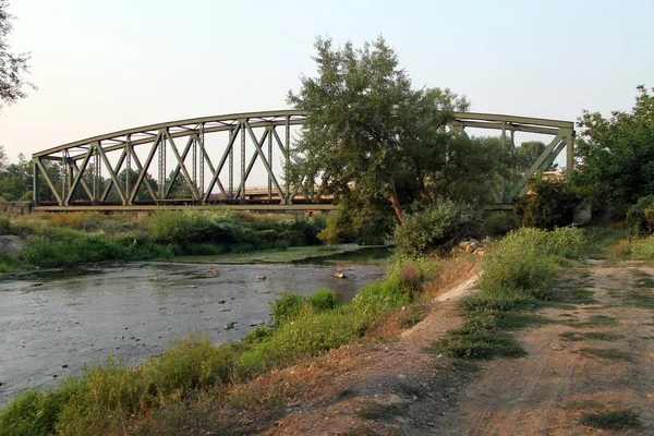 Strada sporca e ponte — Foto Stock