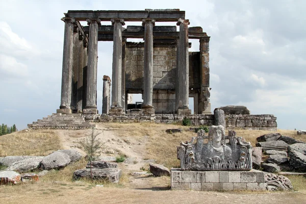 Acroterion e Tempio di Zeus — Foto Stock