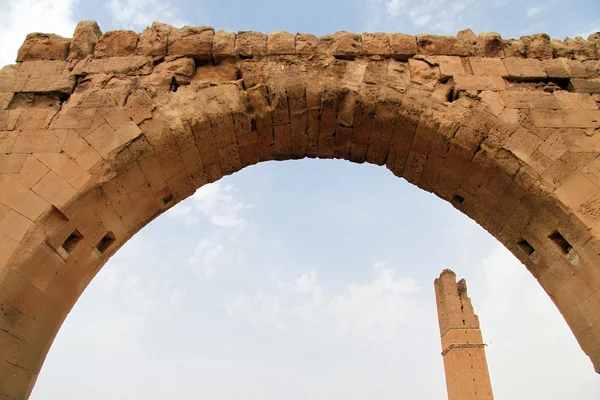 Arch och minaret i harran — Stockfoto