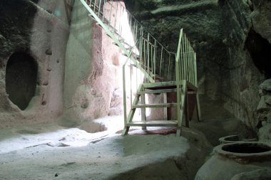 mağara içinde vonastery