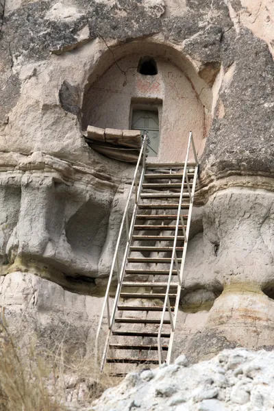 Grottan och trappa — Stockfoto