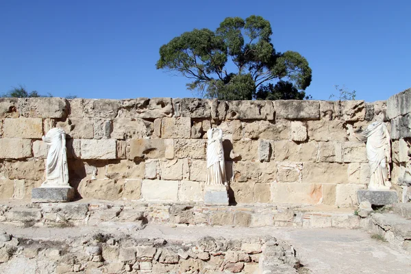 Statuen nahe der Mauer — Stockfoto