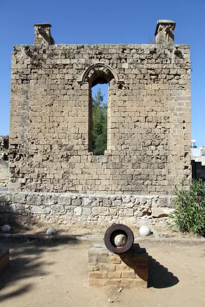 Iron gun and ruins — Stock Photo, Image