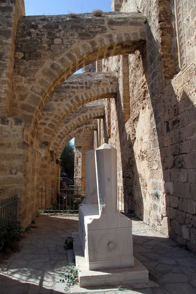 Arches and grave — Stock Photo, Image