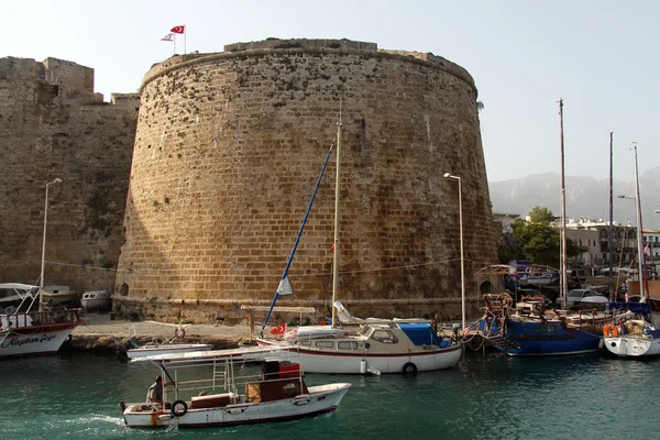 Лодки возле крепости — стоковое фото