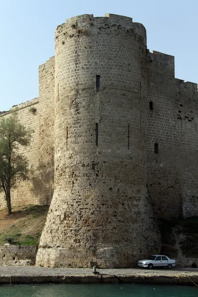 Auto e torre — Foto Stock