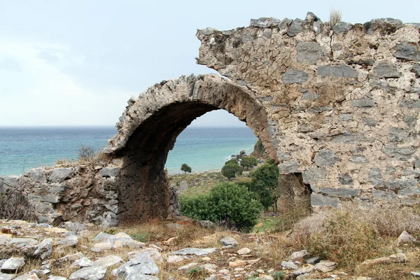 Арка и руины — стоковое фото