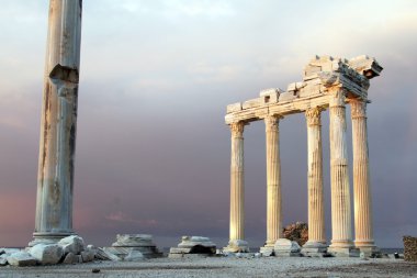 Apollo Tapınağı yan tarafta