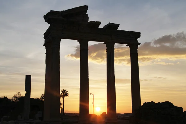 Lever de soleil et temple — Photo