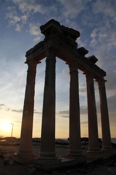 Lever de soleil et temple — Photo