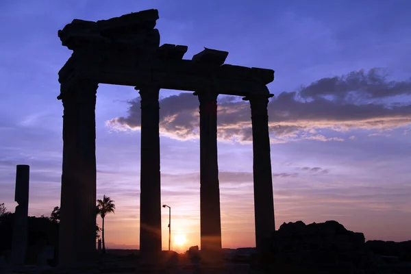 Sunrise and temple — Stock Photo, Image